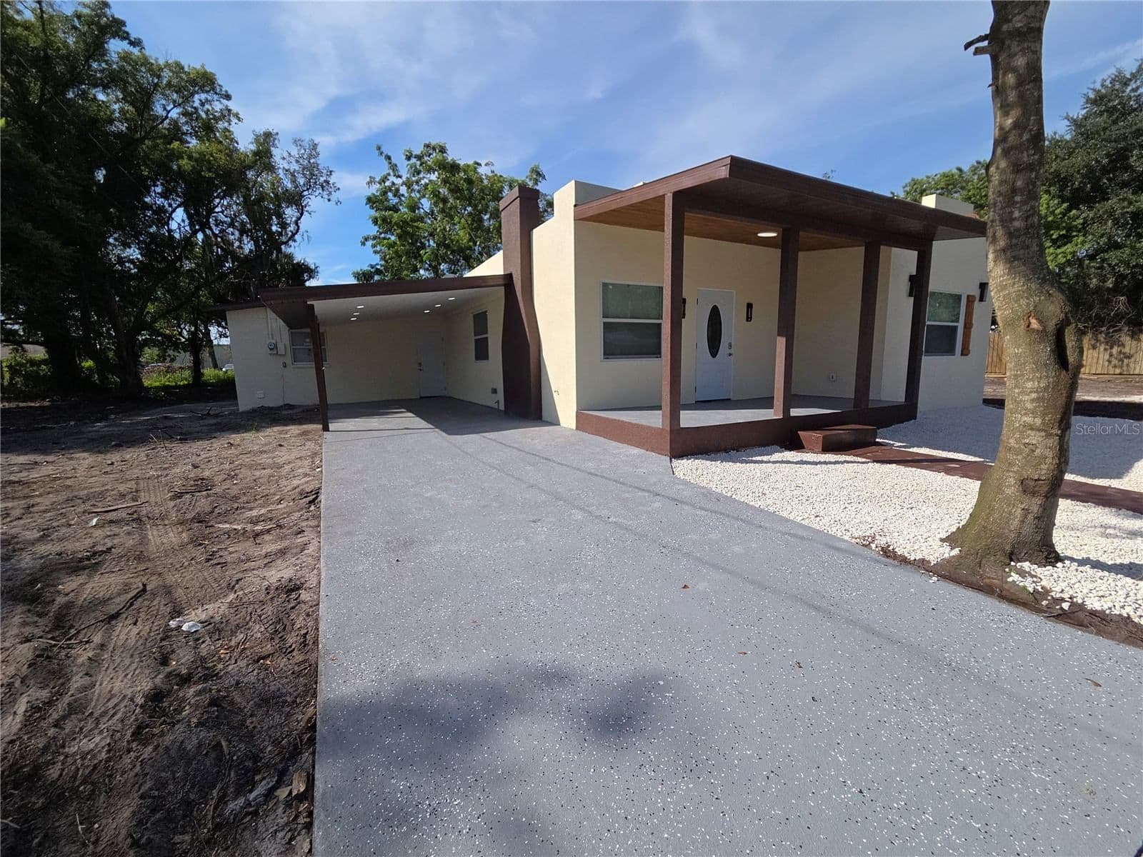 2327 EVERETT Street