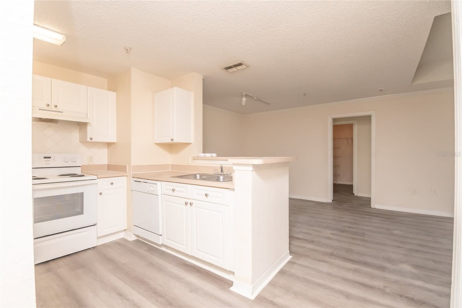 Photo 5 of 18001 RICHMOND PLACE