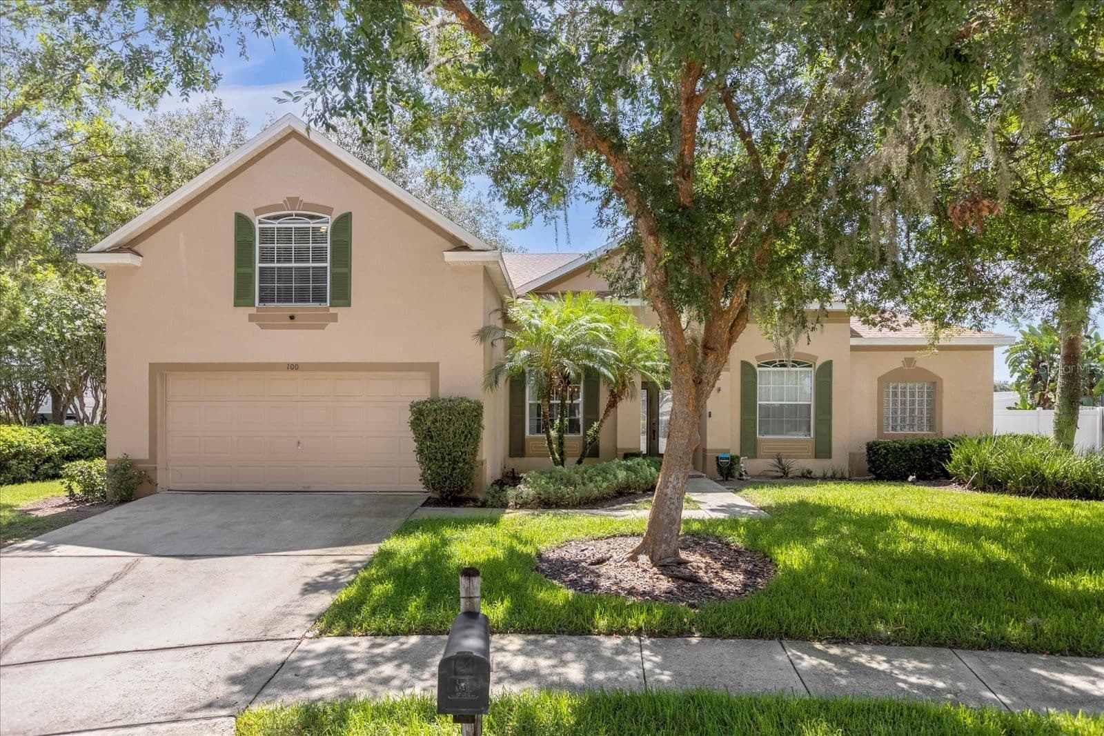 100 HOLLYBROOK