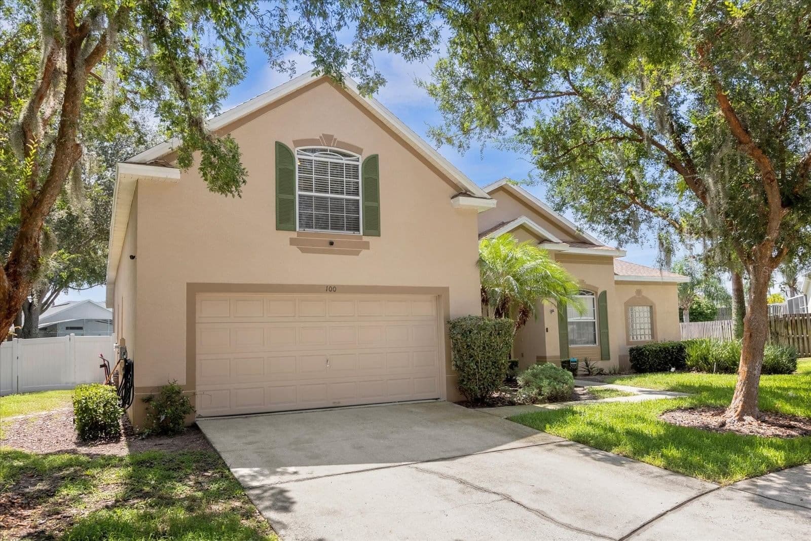 100 HOLLYBROOK