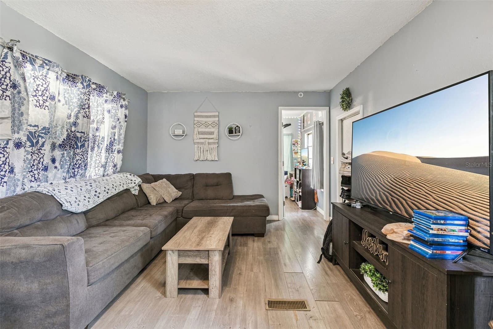 Photo 4 of 15527 TROUSDALE