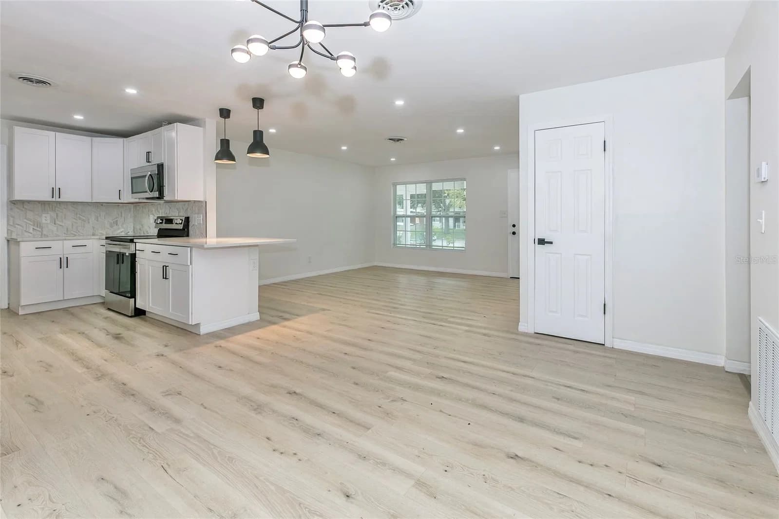 Photo 5 of 1842 PURITAN Avenue
