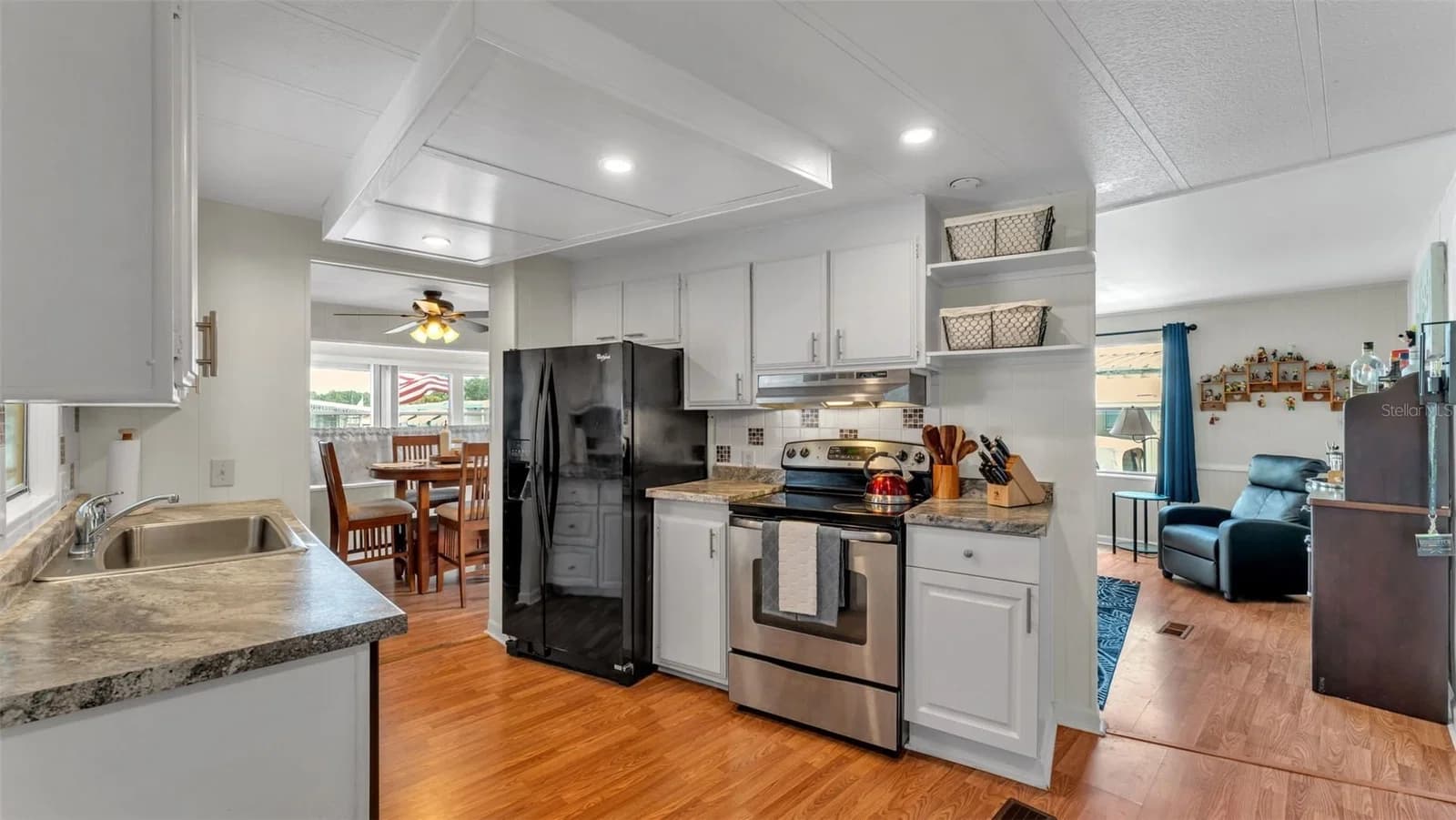 924 ELIZABETH Lane