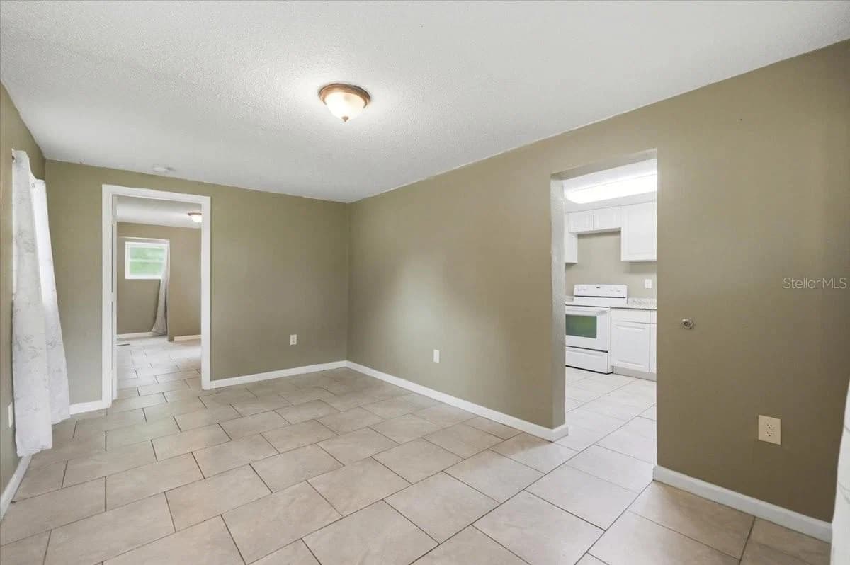 Photo 4 of 2418 JUNGLE Street