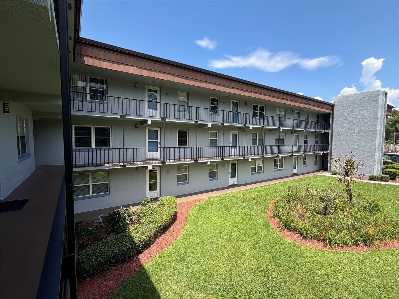 333 LAKE HOWARD