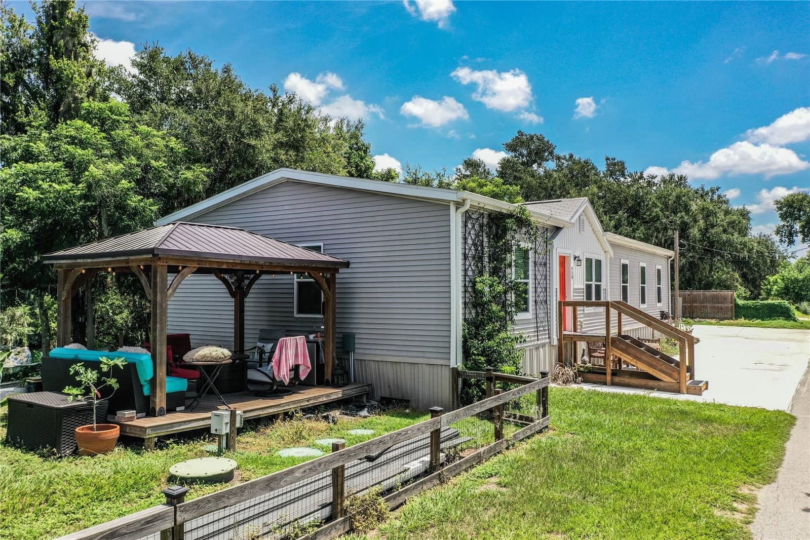 950 LAKE COVE