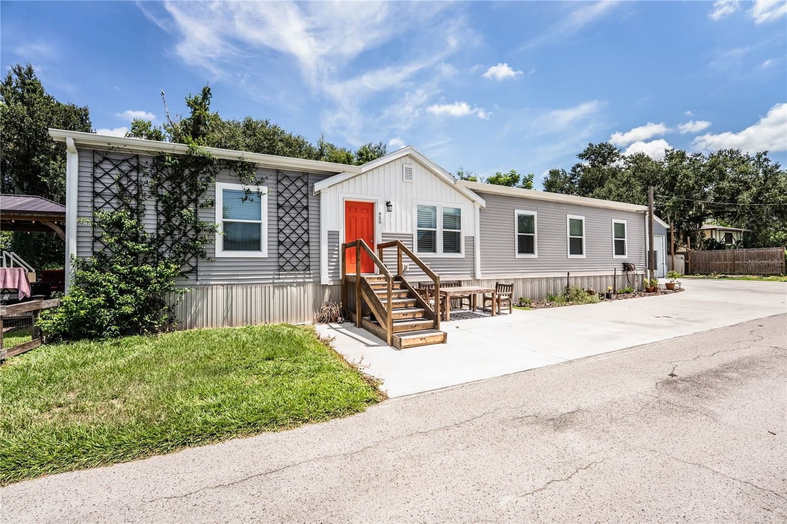 950 LAKE COVE