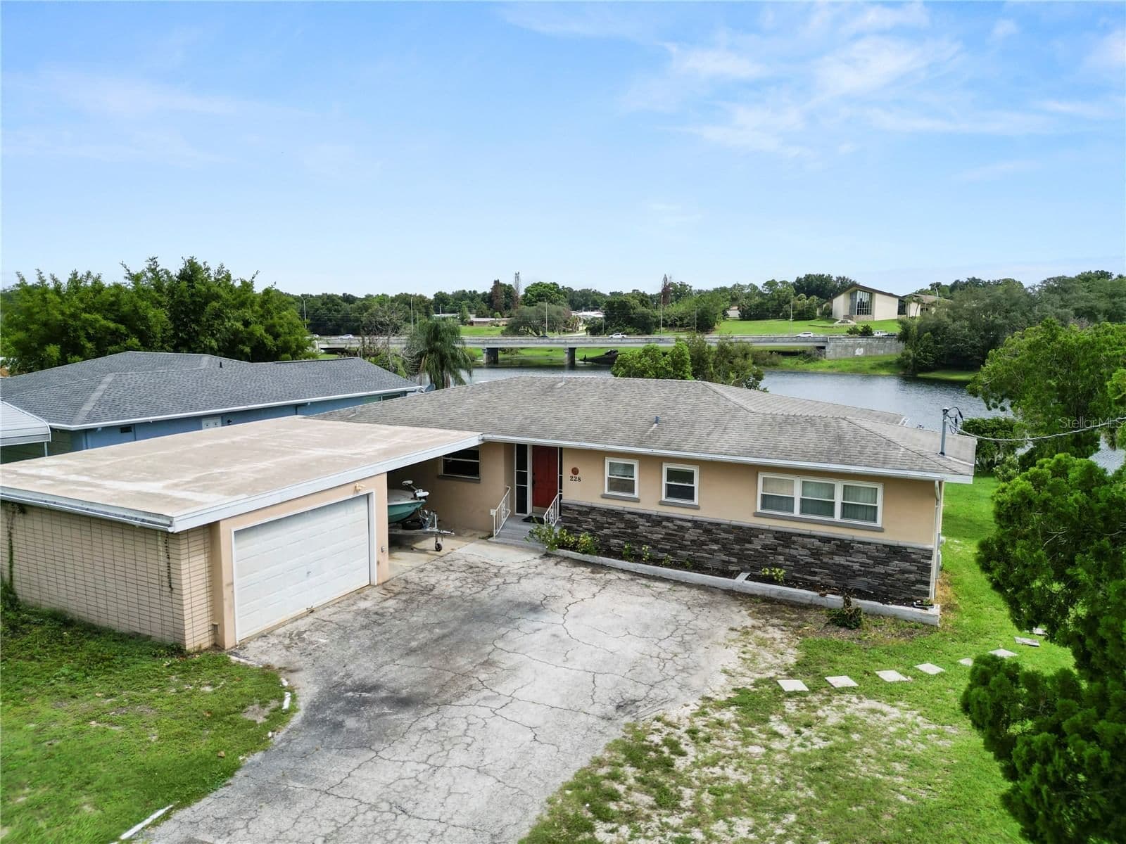 228 LAKE INA