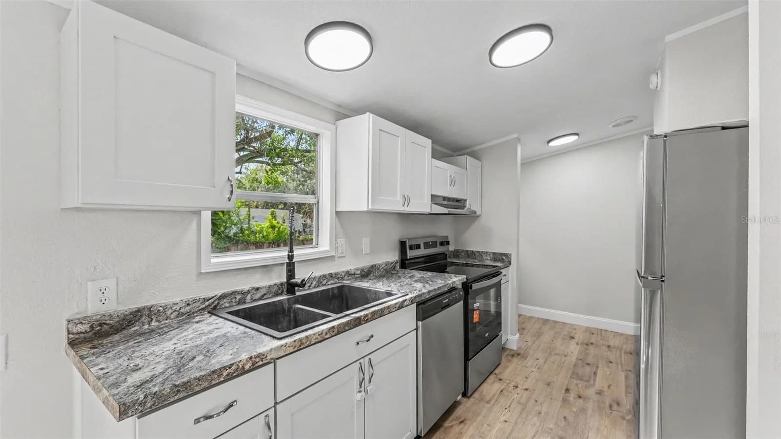 Photo 5 of 1222 ROWELL Street