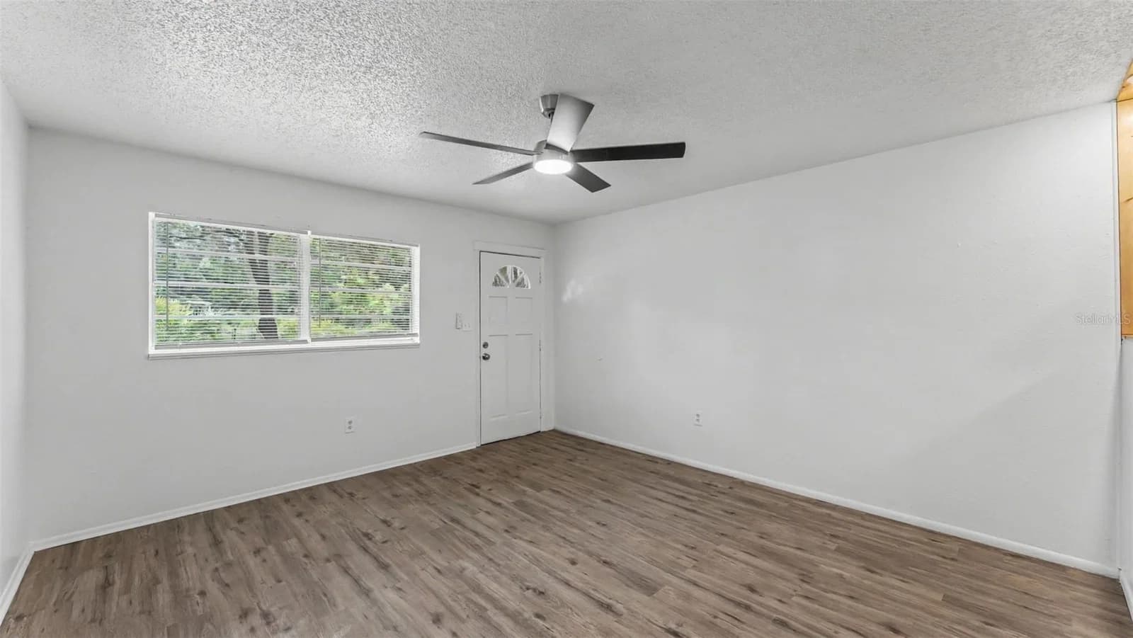 Photo 4 of 5039 LAYTON Lane
