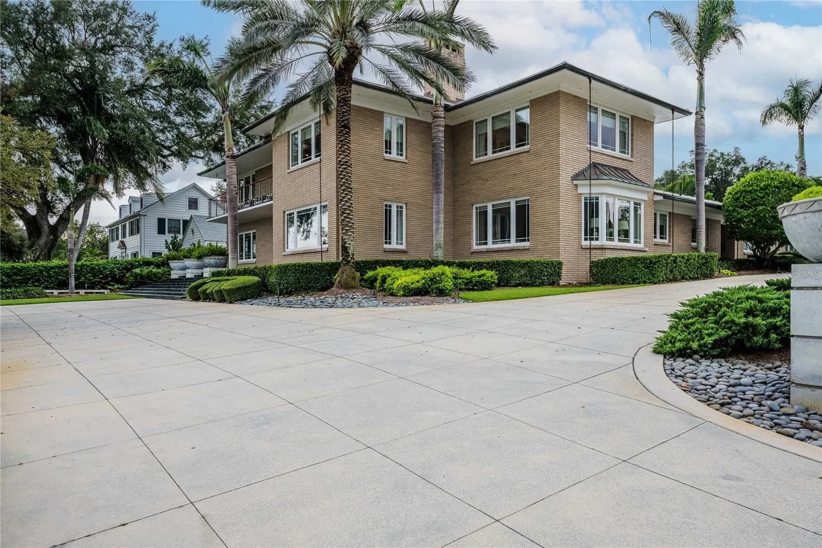 995 LAKE HOLLINGSWORTH Drive