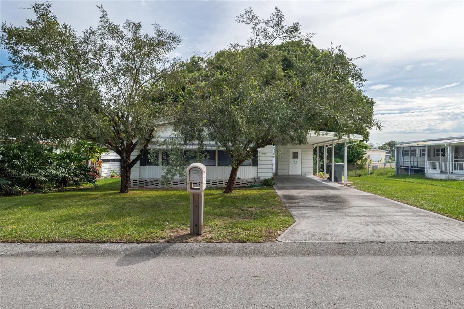 528 W SKYLINE Drive