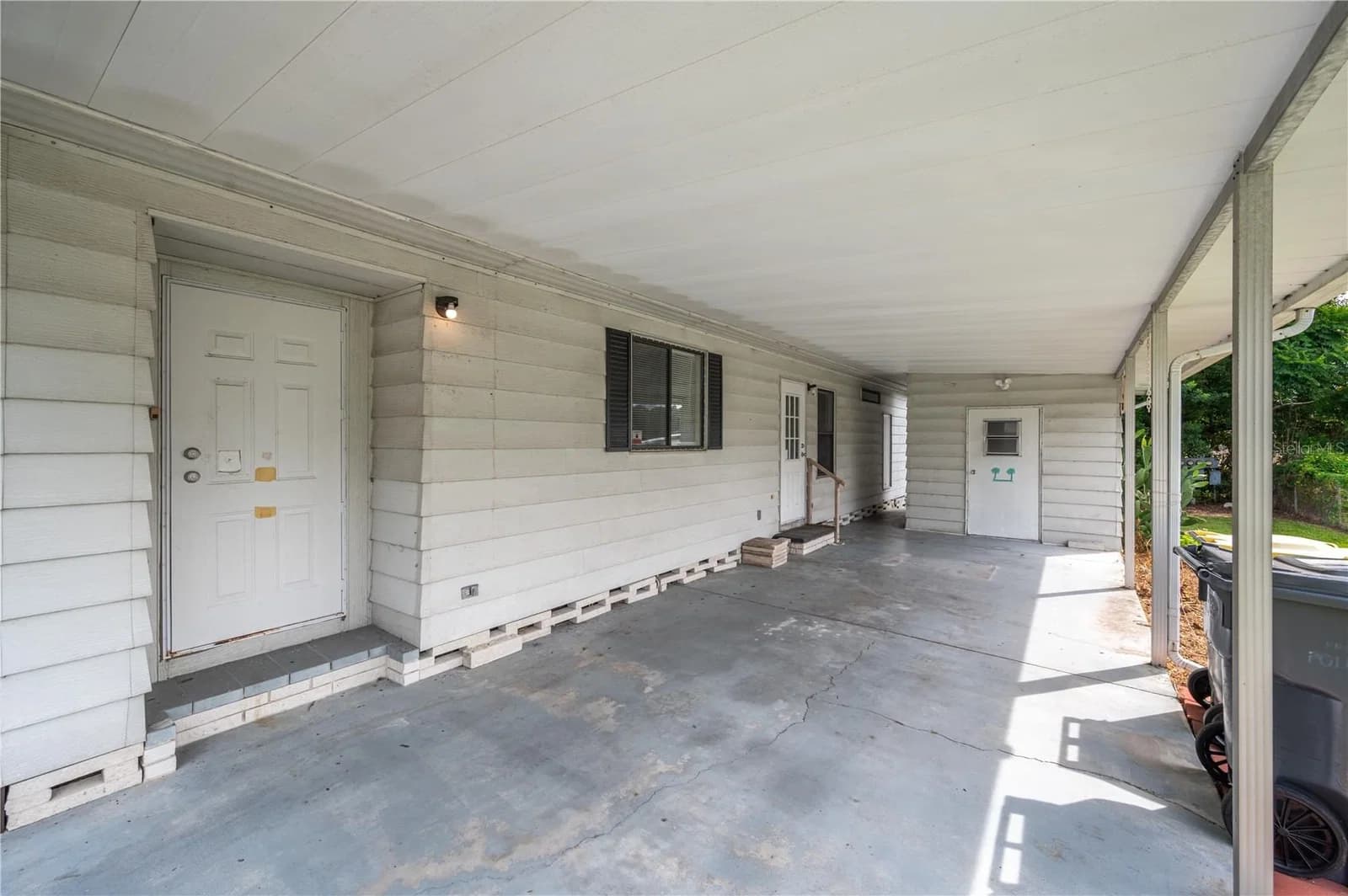 528 W SKYLINE Drive