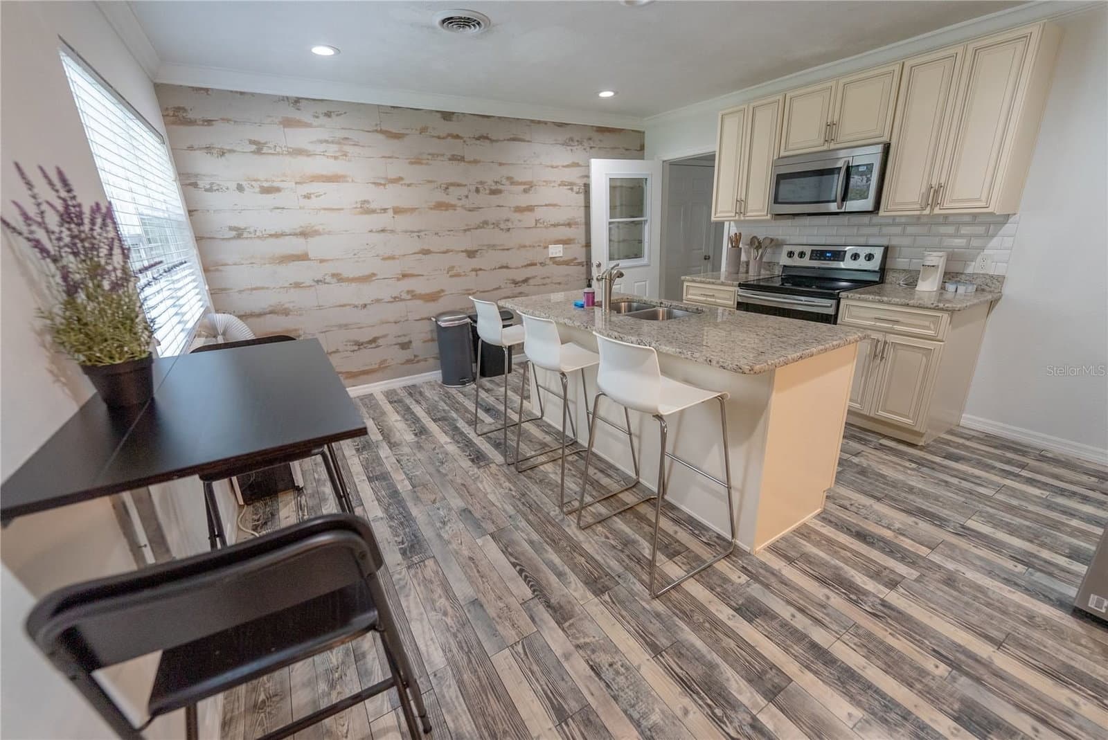 2627 AMBERGATE