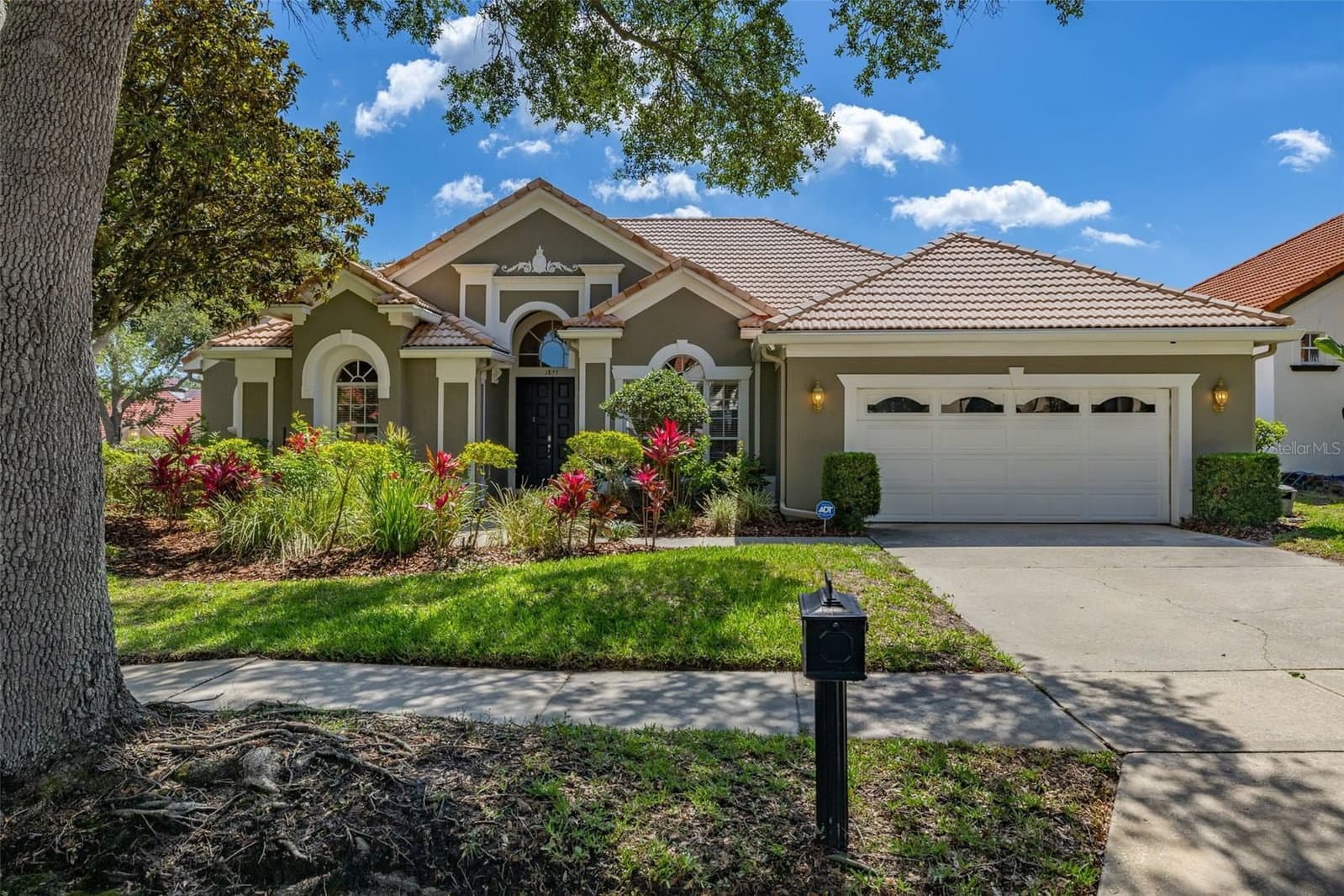1855 VISTA ROYALE