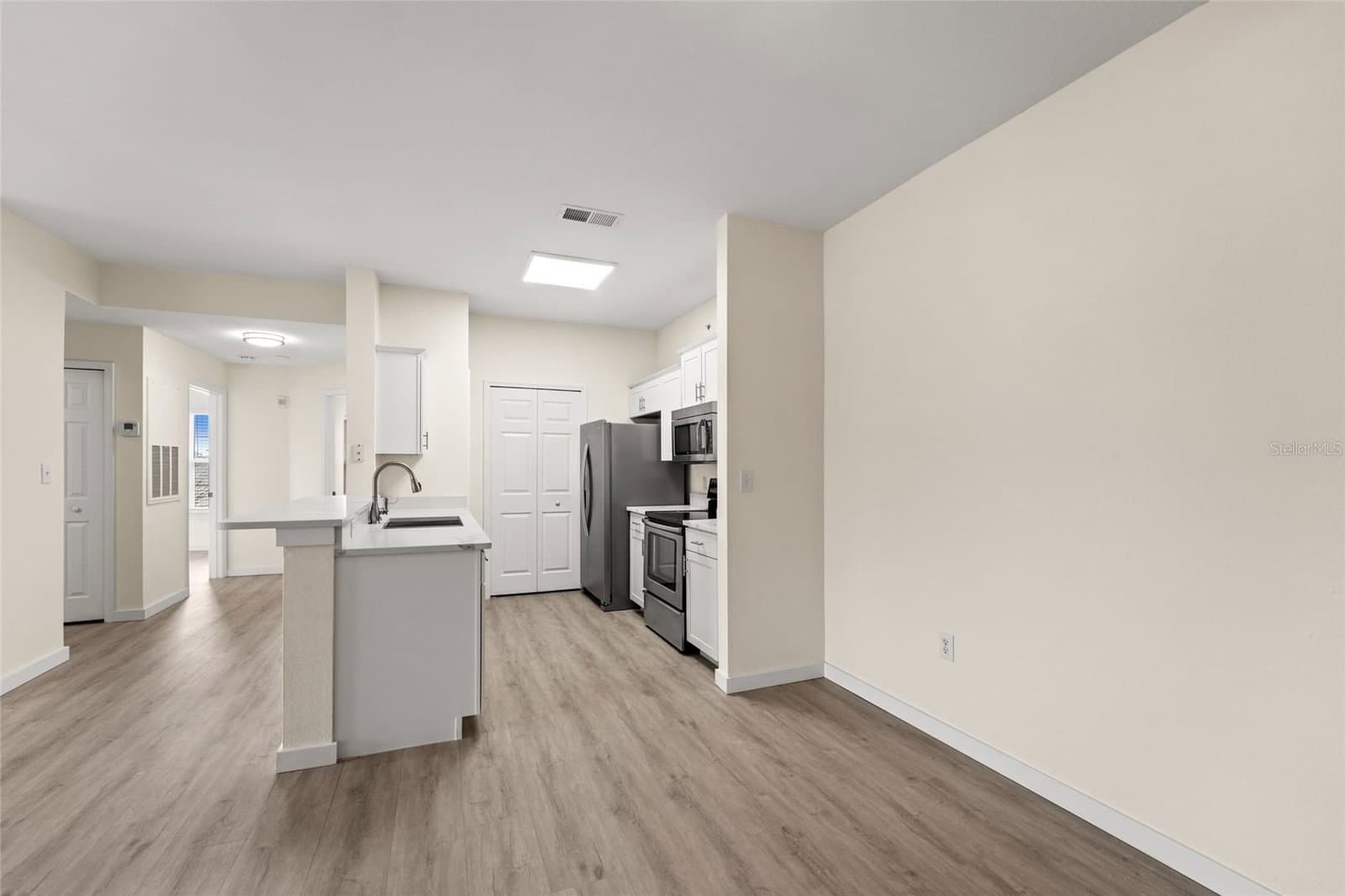 Photo 4 of 5447 VINELAND