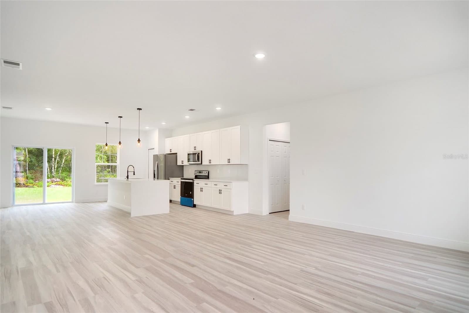 Photo 4 of 417 MARION OAKS