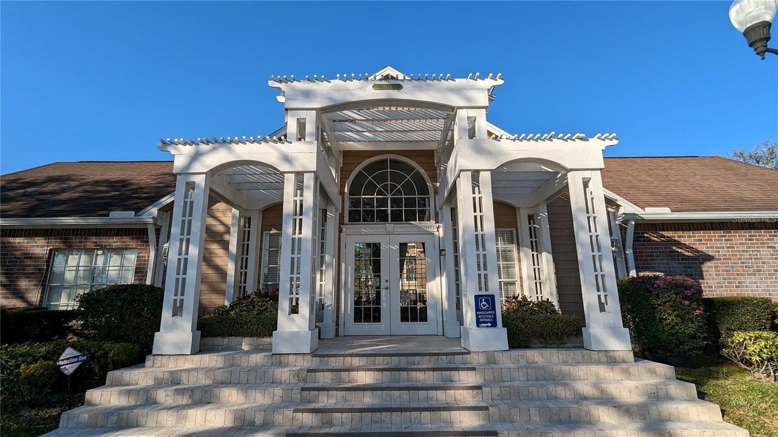 4400 THORNBRIAR