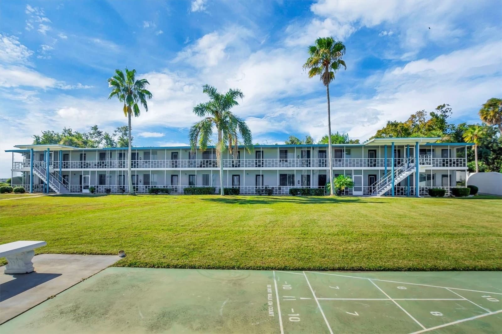1600 LAKE PARKER