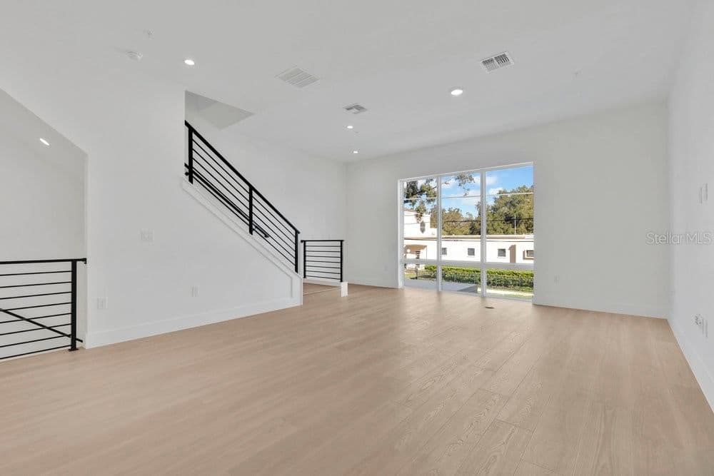 1004 ROBINSON