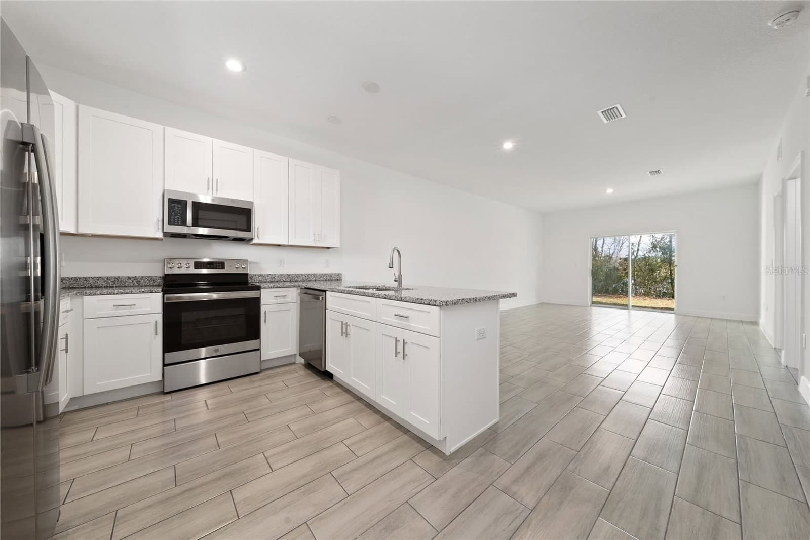 462 LAKE SHORE