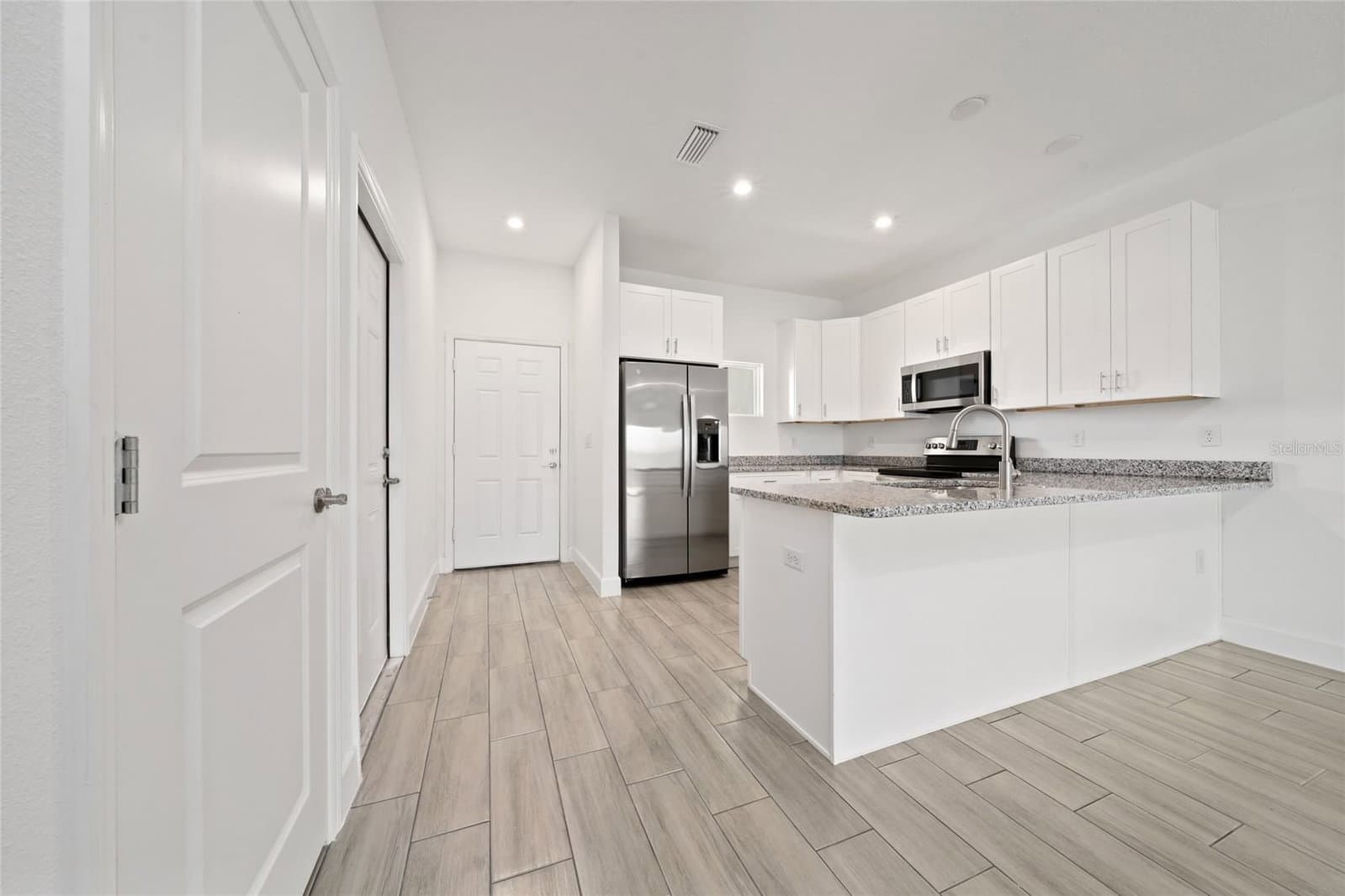 462 LAKE SHORE