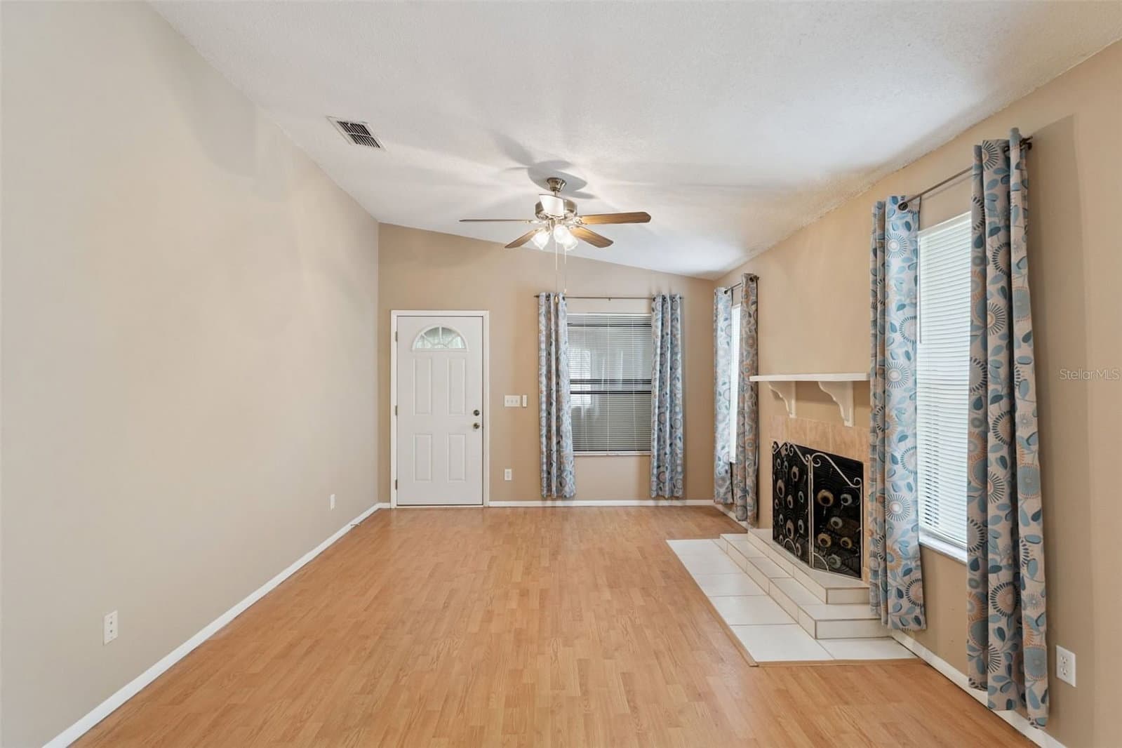 Photo 4 of 3148 S SEMORAN BLVD