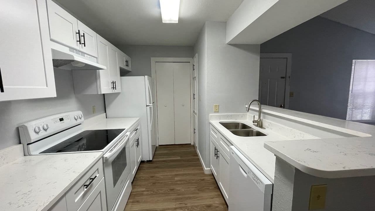 4225 THORNBRIAR