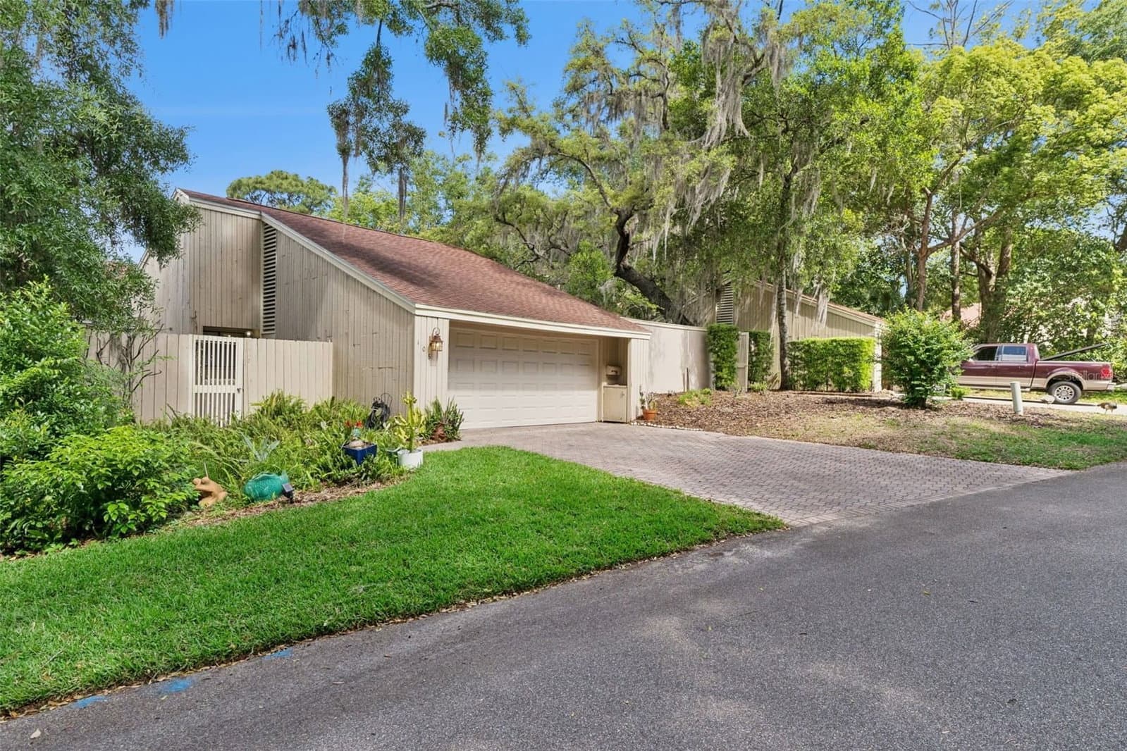 106 HIDDEN OAK