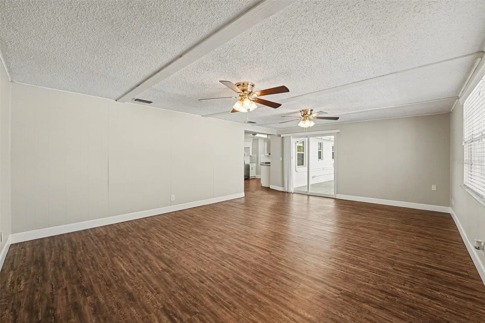 Photo 4 of 1615 SENECA Avenue