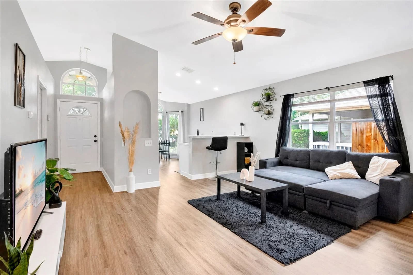 Photo 4 of 2413 RADNOR Avenue