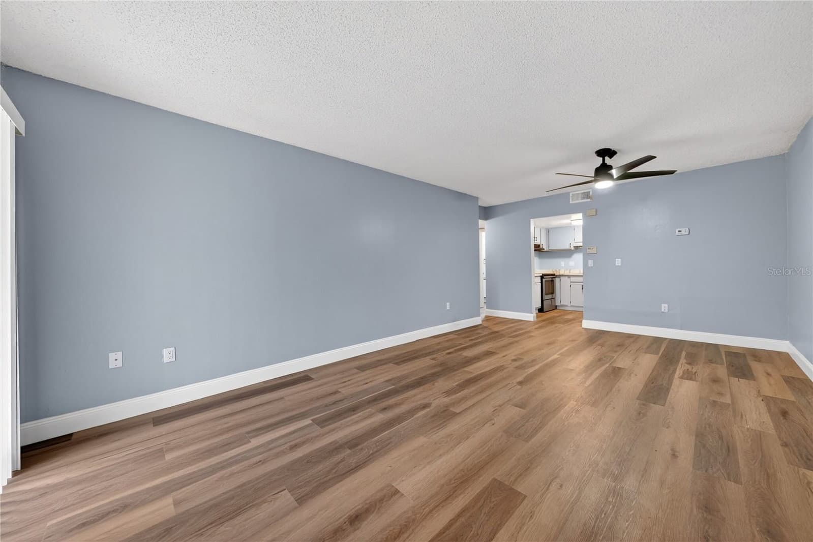 Photo 4 of 4205 S. SEMORAN BLVD