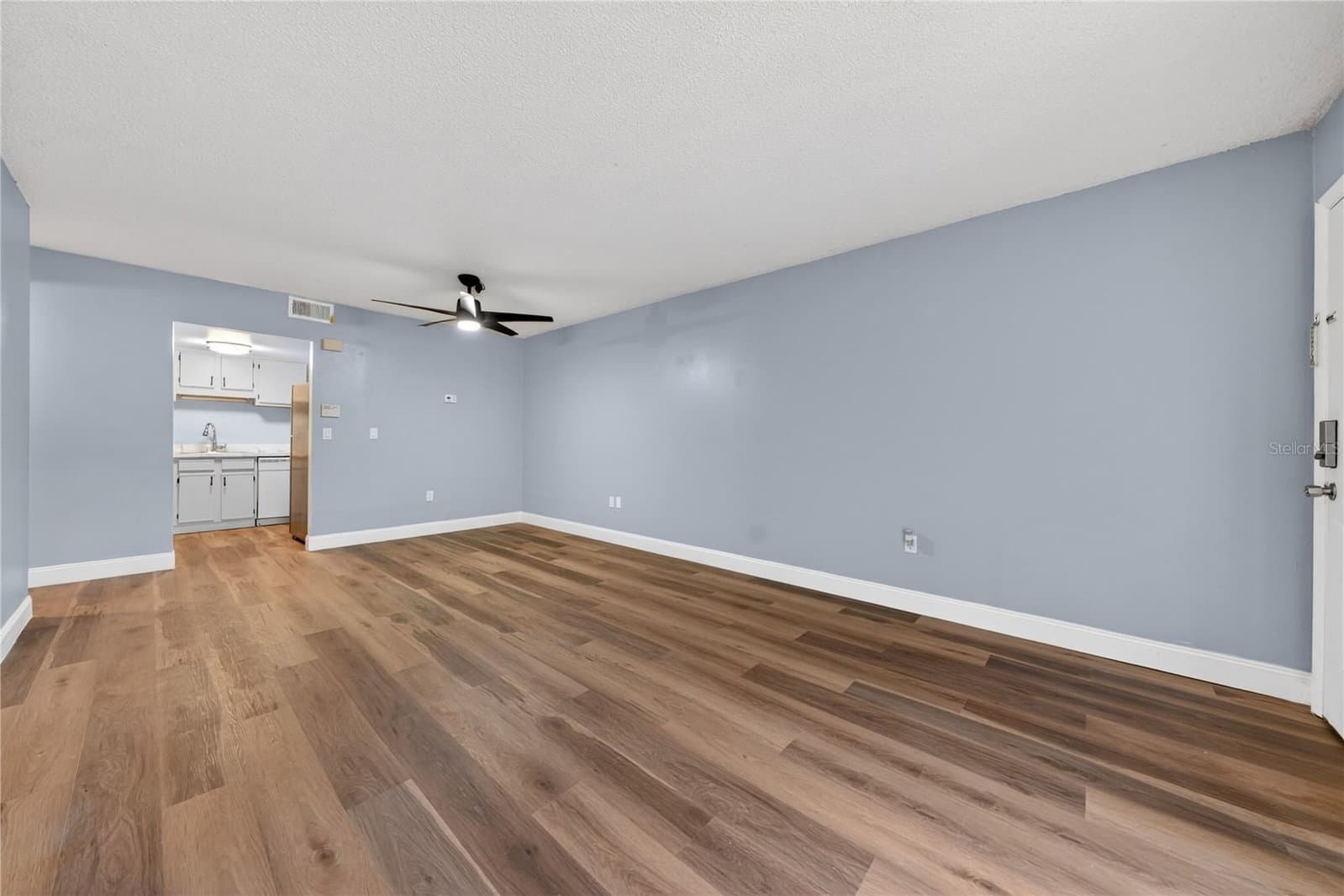 Photo 5 of 4205 S. SEMORAN BLVD