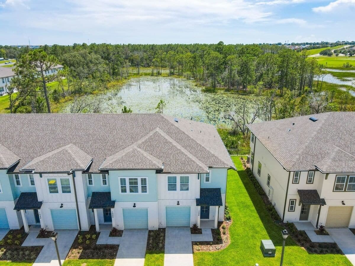 1048 PLANTATION LANE