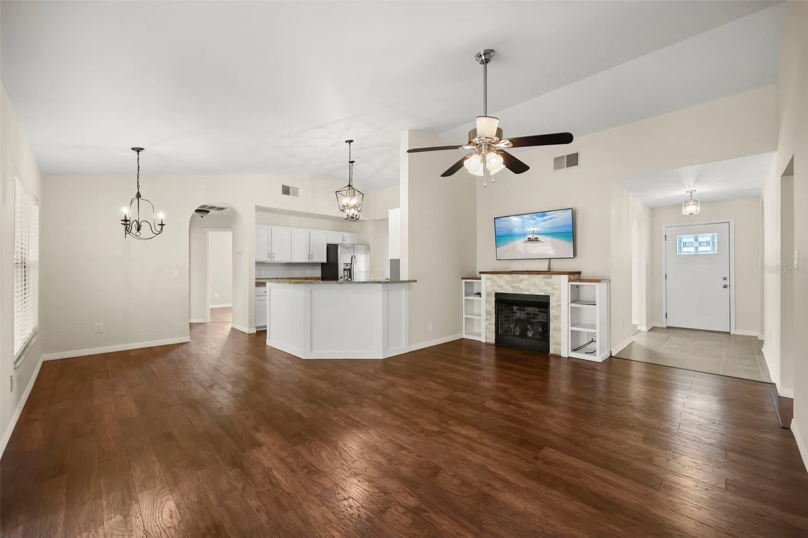 Photo 4 of 14513 POINTE EAST