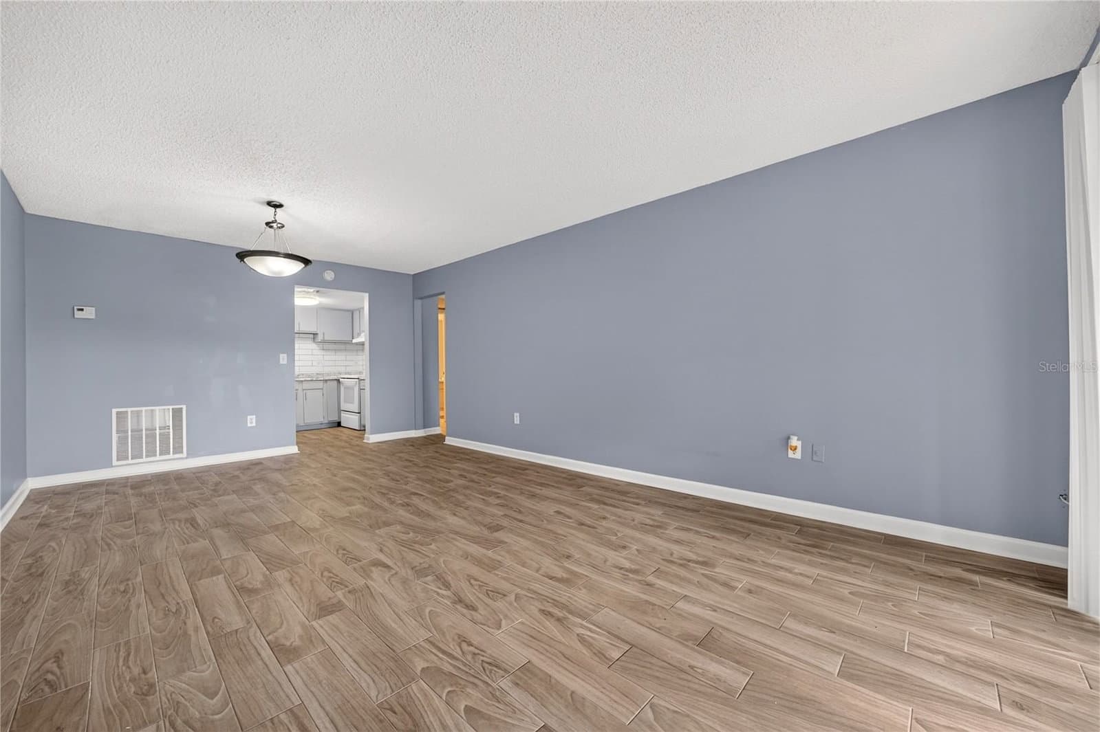 Photo 4 of 4203 S. SEMORAN BLVD