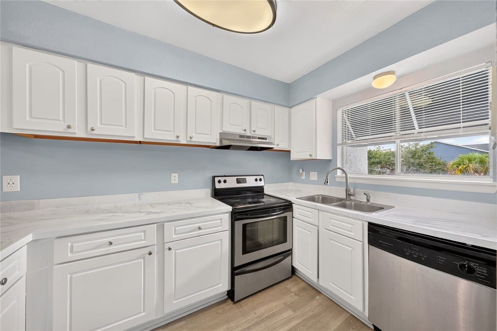 Photo 4 of 4223 S. SEMORAN BLVD