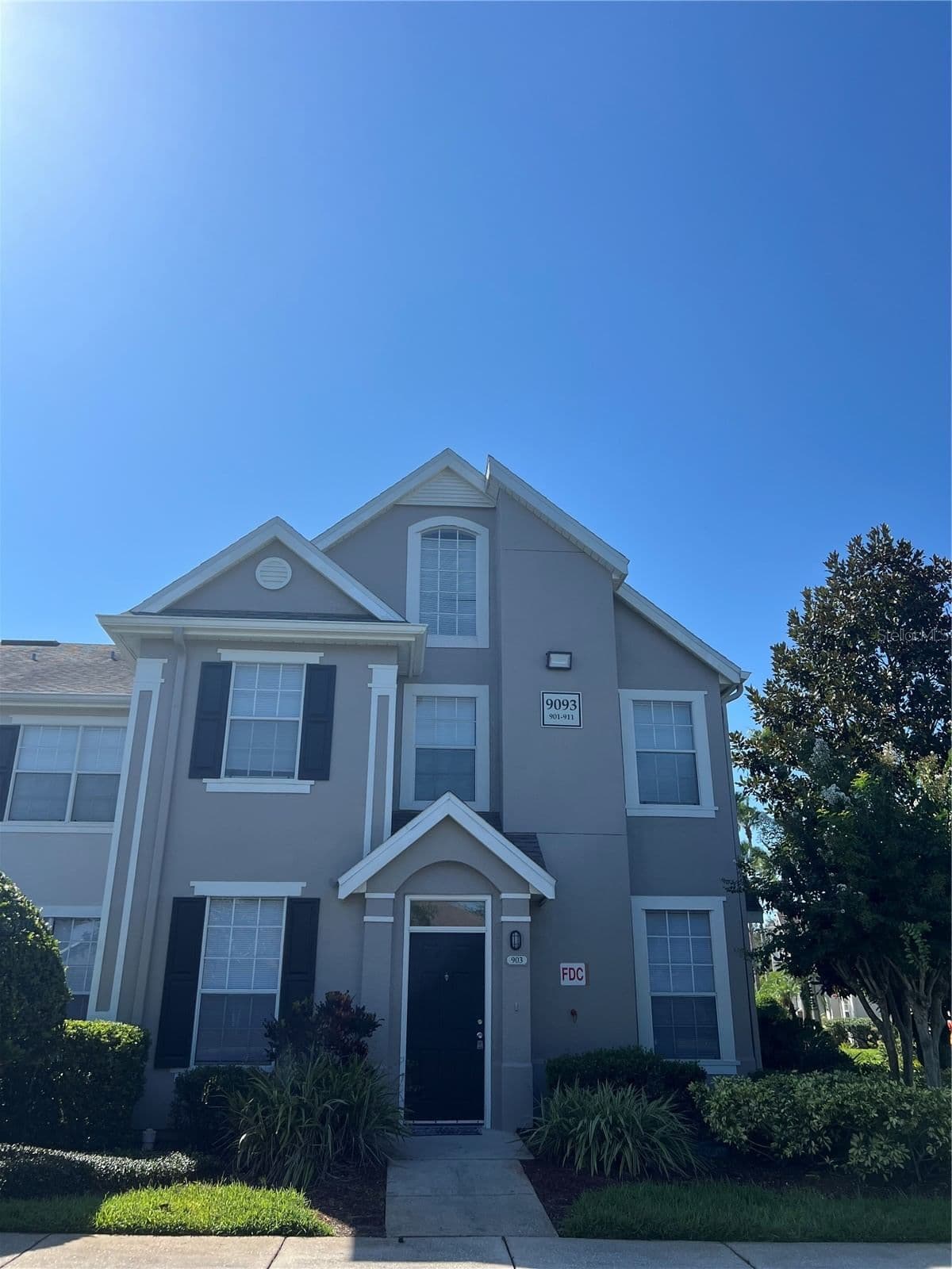 9093 LEE VISTA