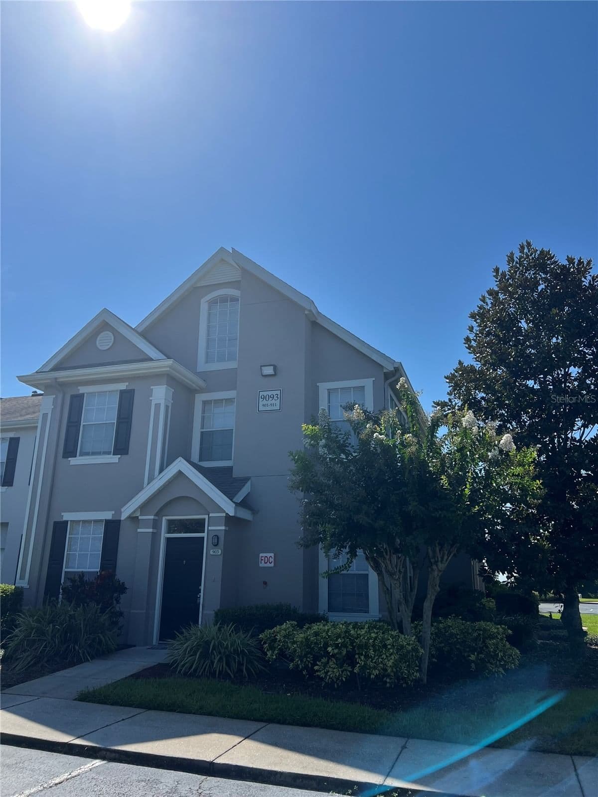 9093 LEE VISTA