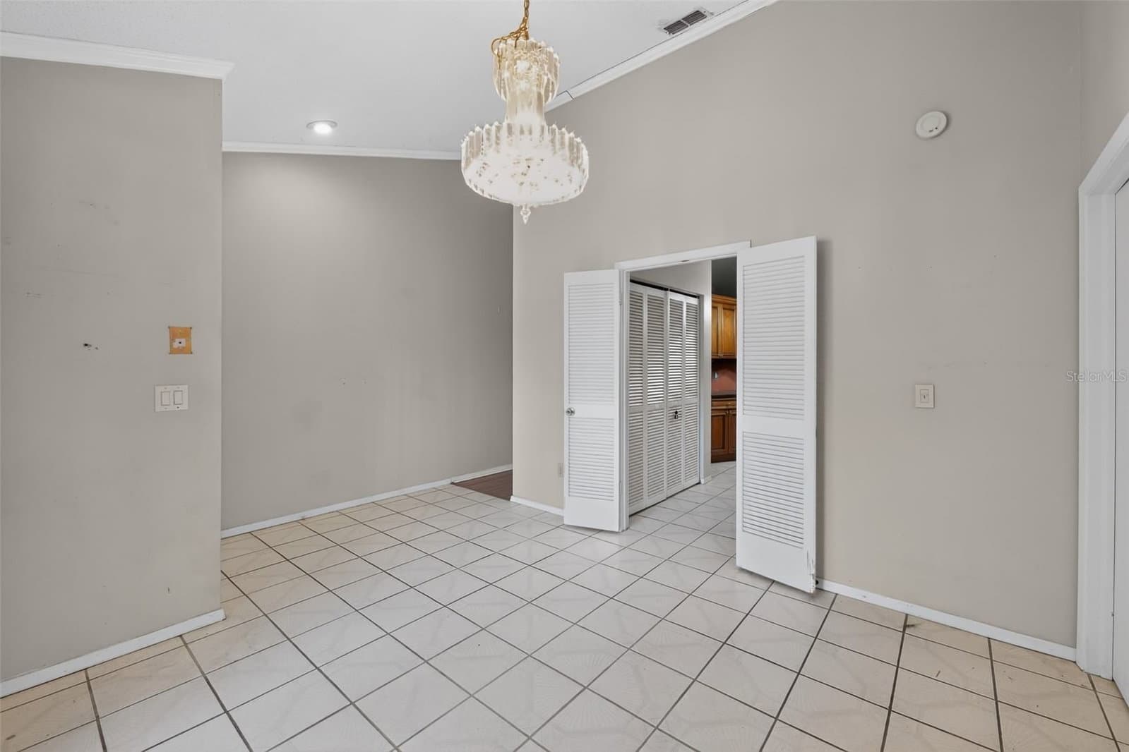 Photo 5 of 3205 LAUREL DALE