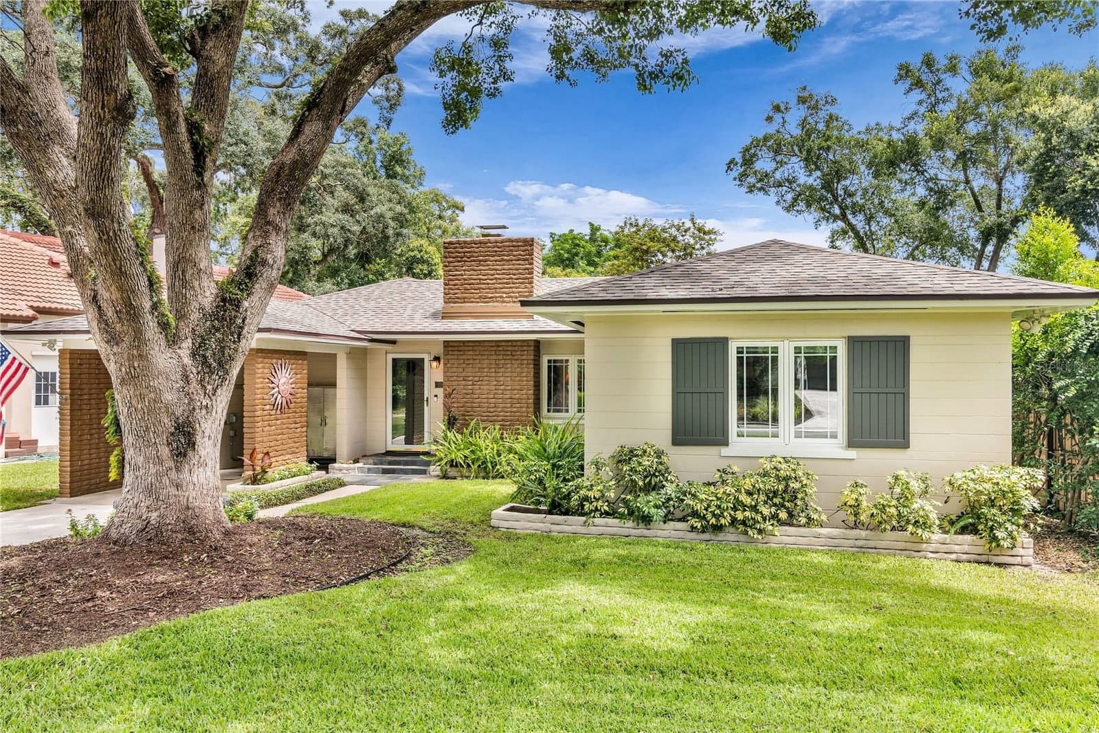 1215 DELANEY PARK