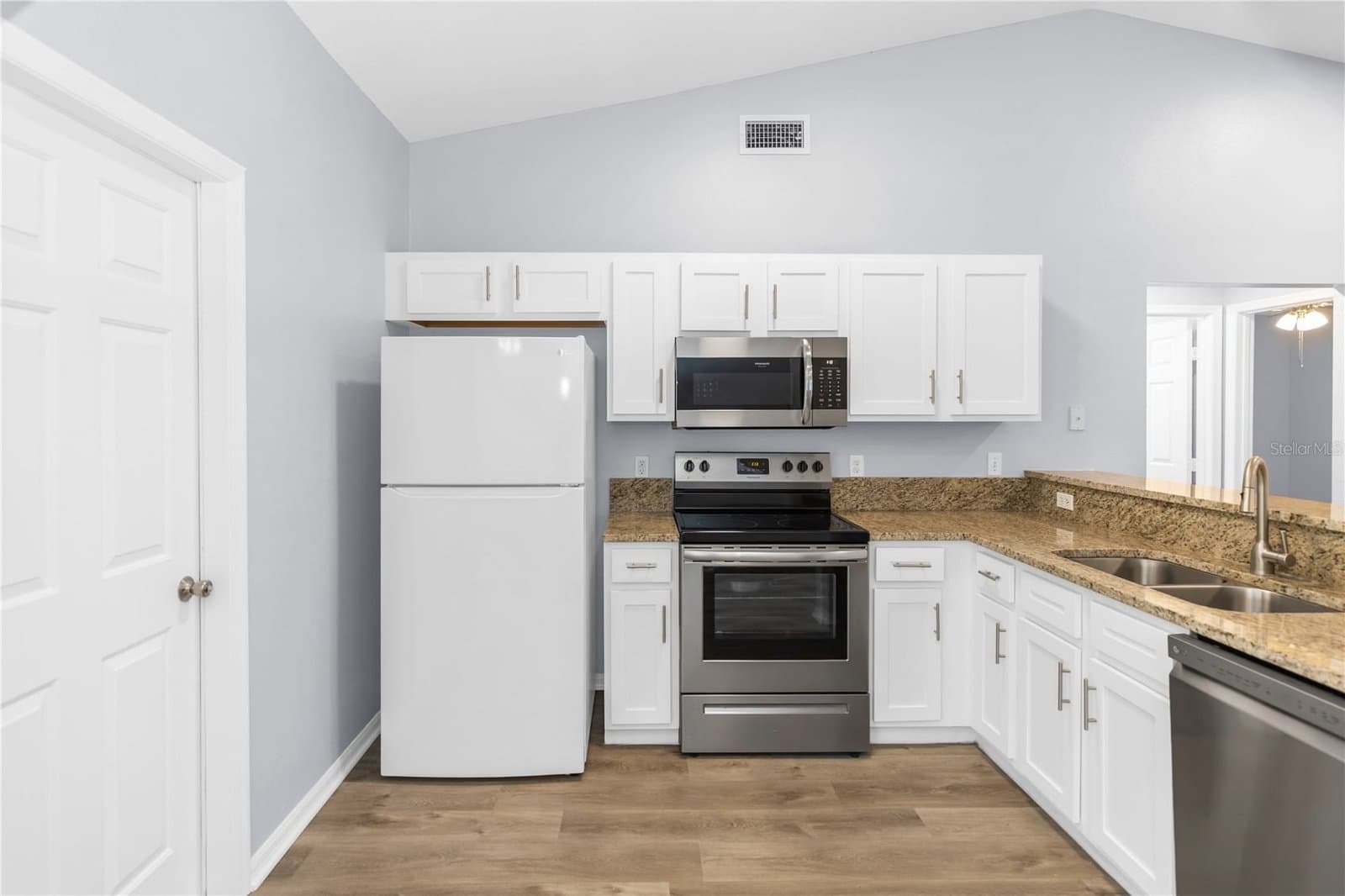 Photo 4 of 17020 WOODCREST