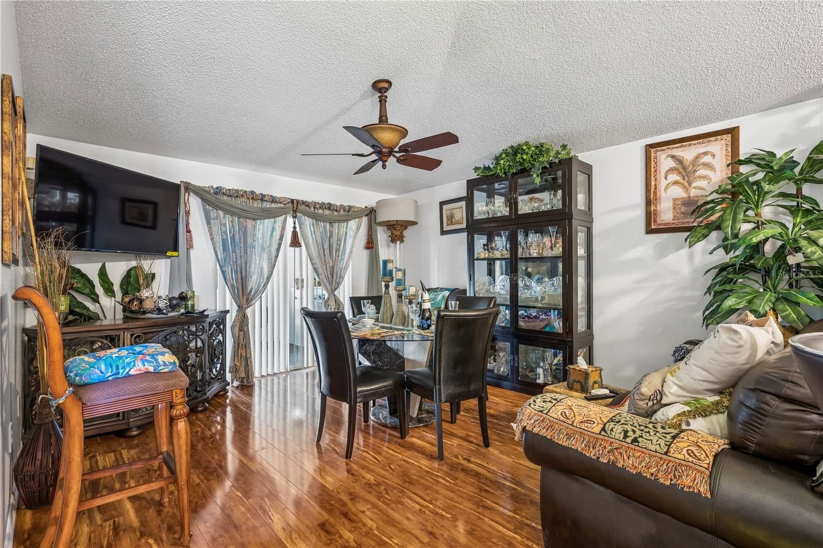 Photo 5 of 10337 LAXTON
