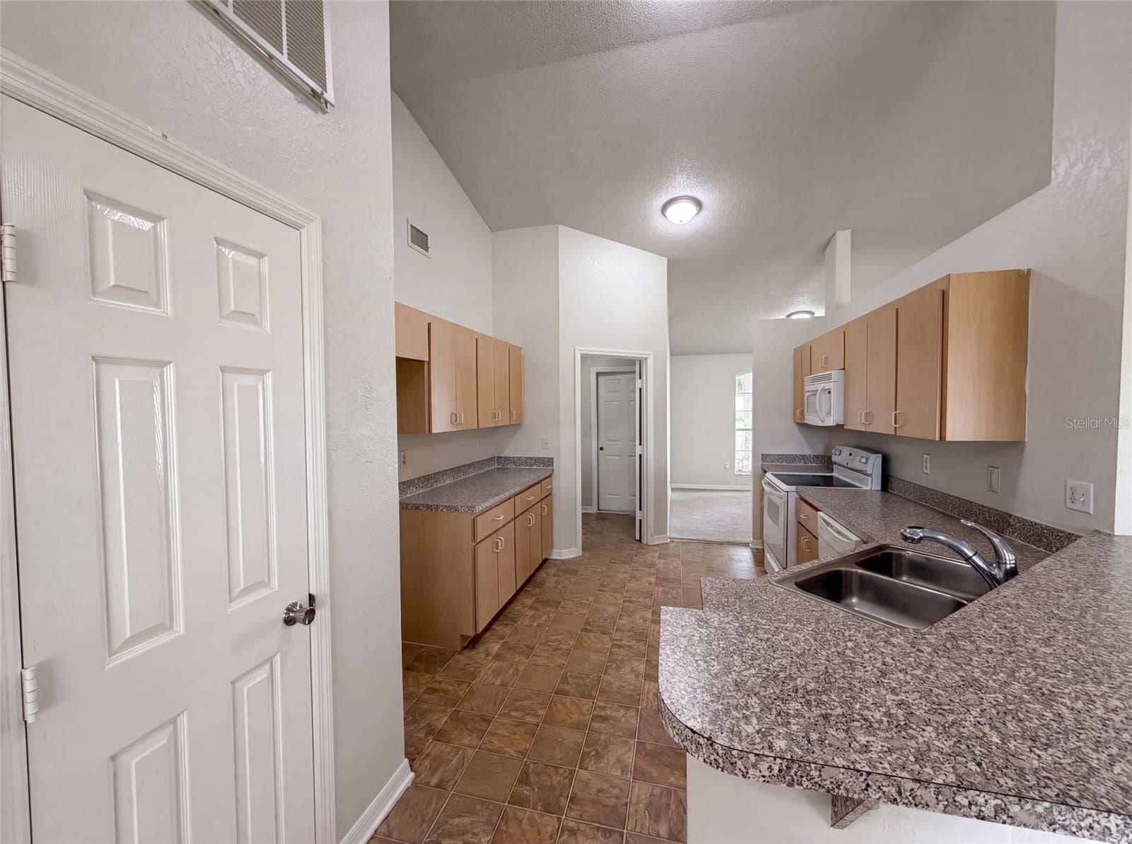 1038 HIGHLAND CREST
