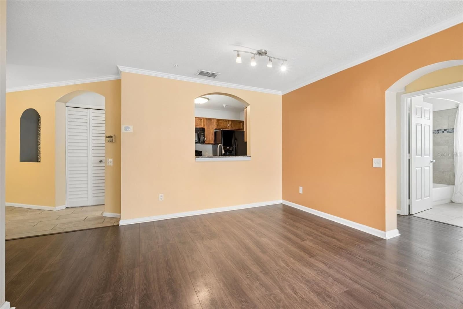 Photo 5 of 3930 SOUTHPOINTE