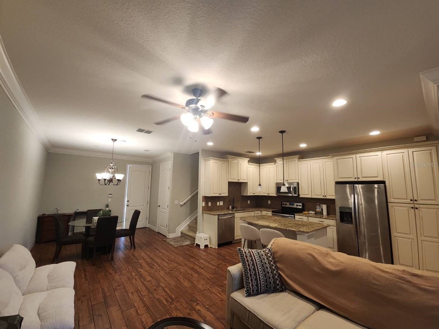 10052 EAGLE CREEK CENTER