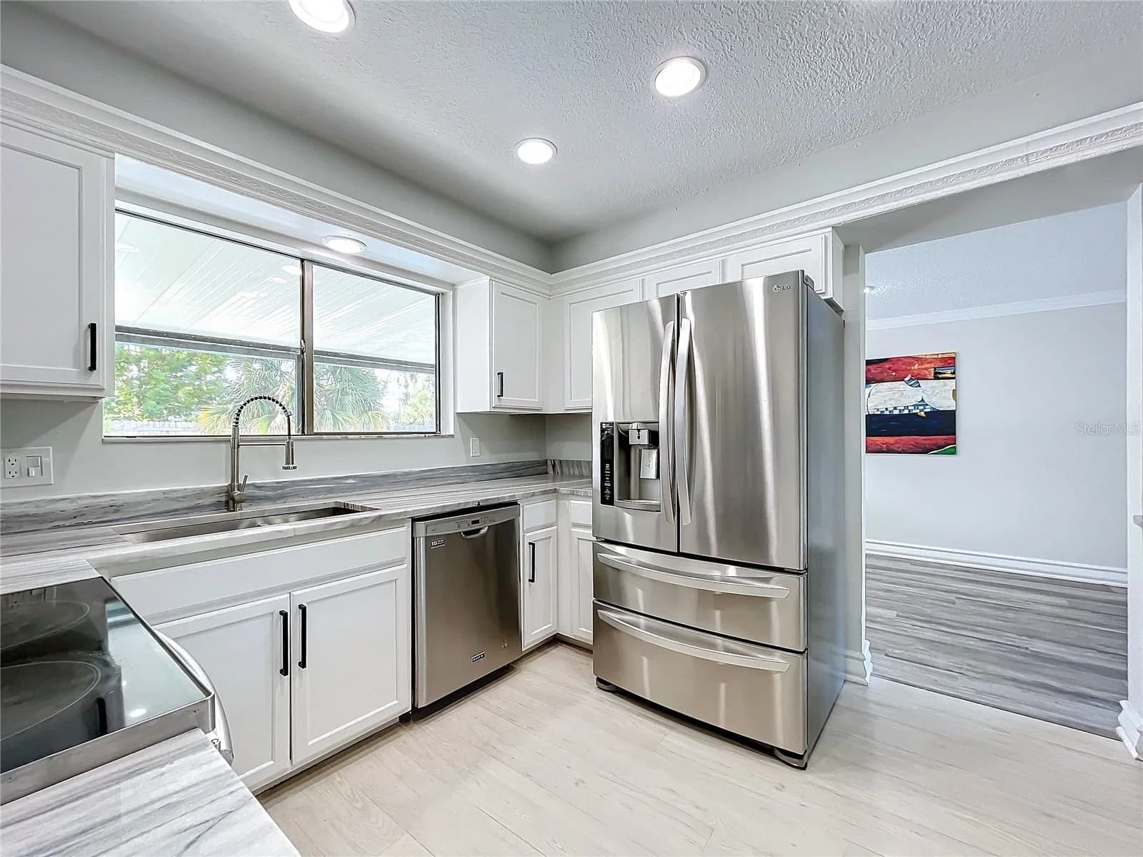 Photo 5 of 1040 WAVERLY Drive