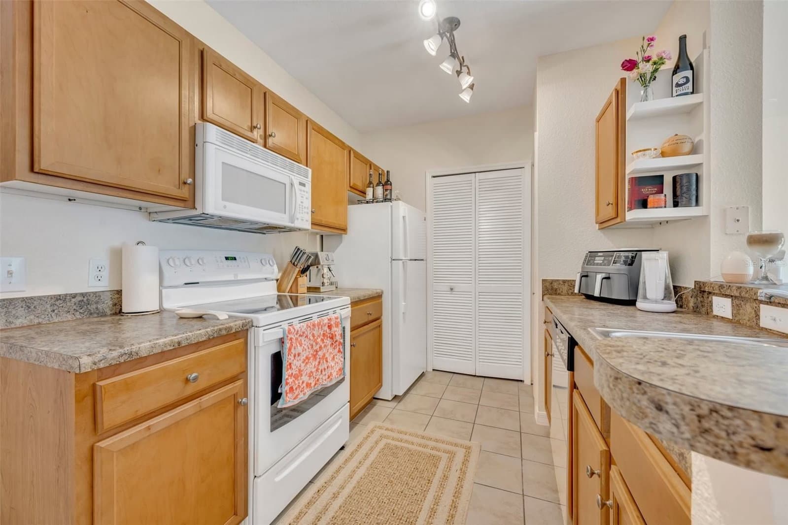 Photo 5 of 5550 MICHIGAN