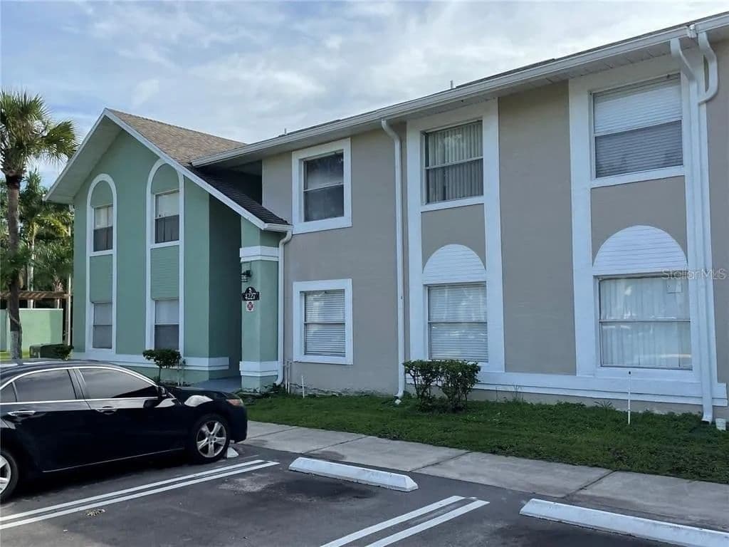 4227 PERSHING POINTE