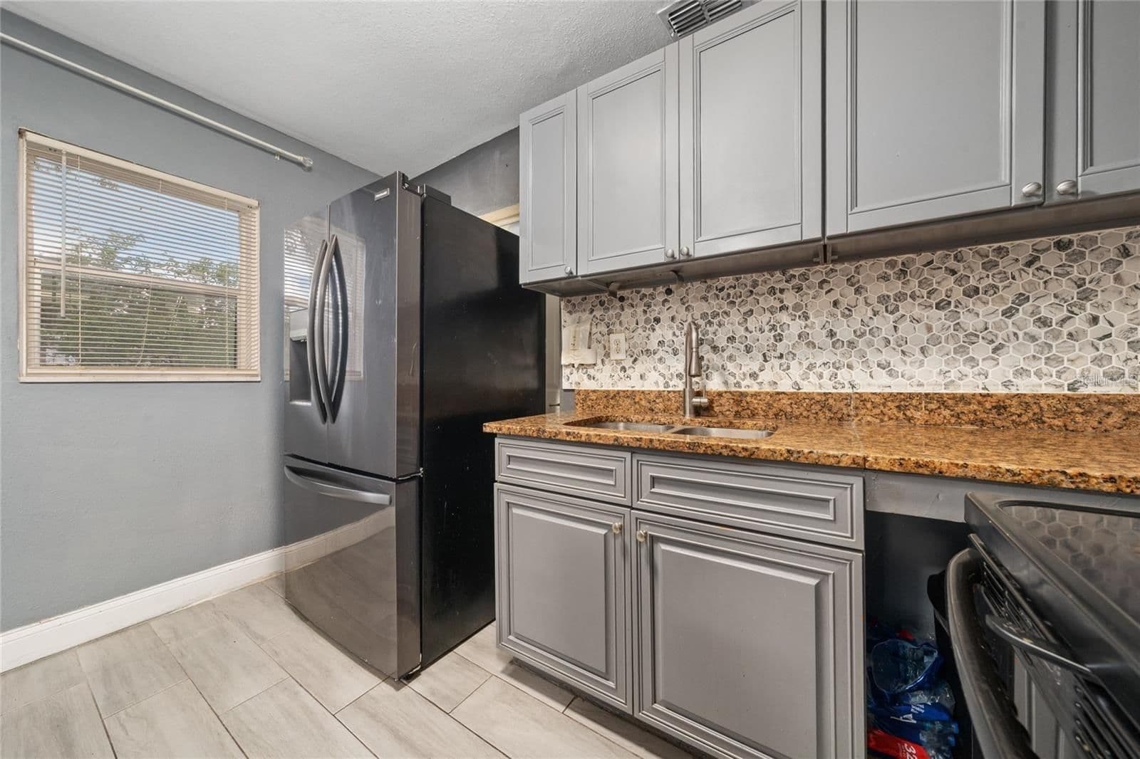 Photo 5 of 713 22ND